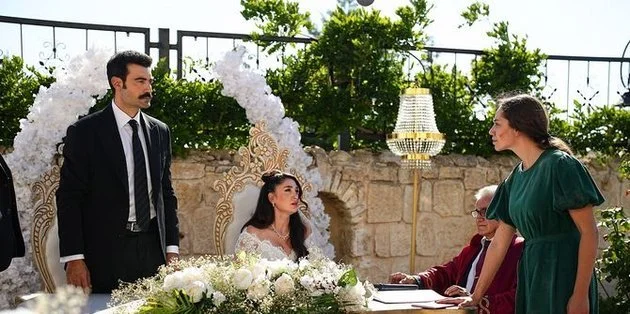 Sevdan Bir Ateş 3. Bölümde Ortalık Karışıyor: Leyla’nın ‘Sen Evlisin!’ Çıkışı Düğünü Yıktı!