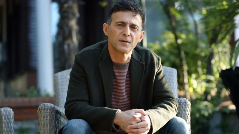 Aşk ve Taht Ayaba Kimdir?